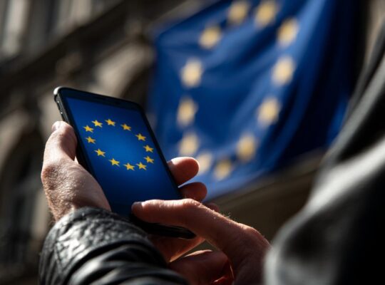 ЕС планирует обязательный контроль чатов в мессенджерах: что это значит для вашей переписки